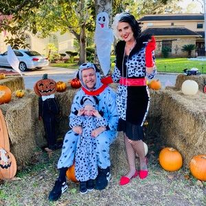 Cruella Deville & 2 Dalmatian costumes